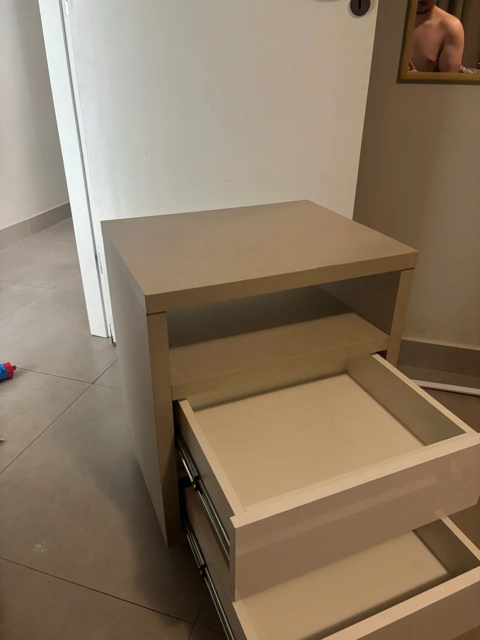 Mesa de Cabeceira com Rodinhas e 2 Gavetas