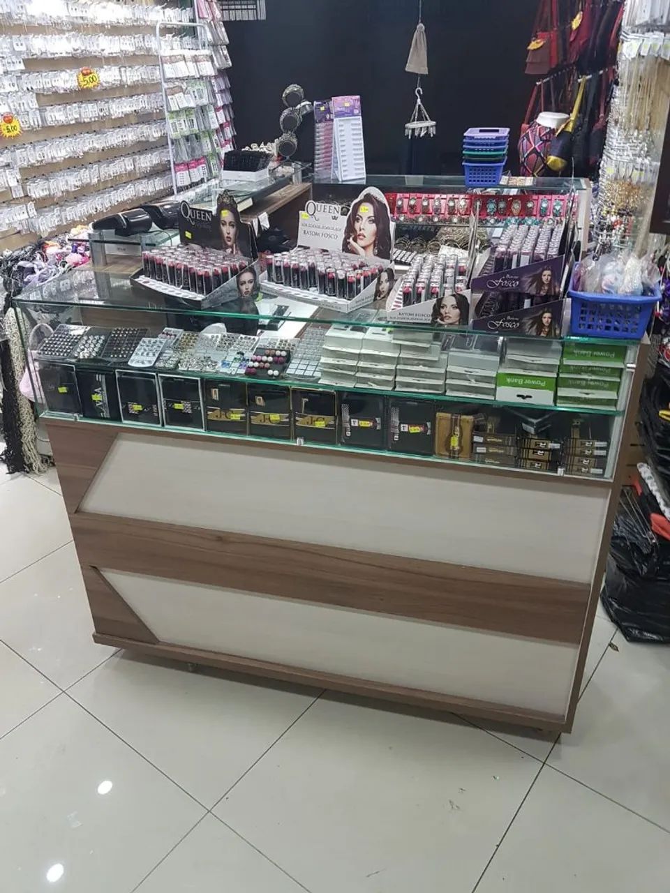 Balcão caixa de madeira com vitrine - Foto 4