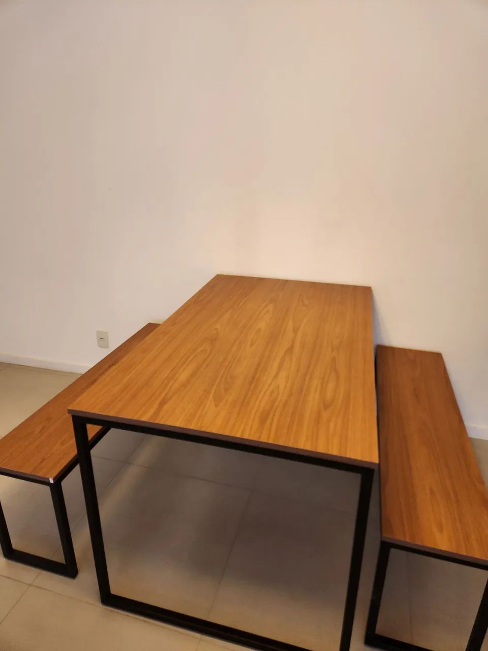 Intacta | Mesa estilo industrial com bancos - Foto 2
