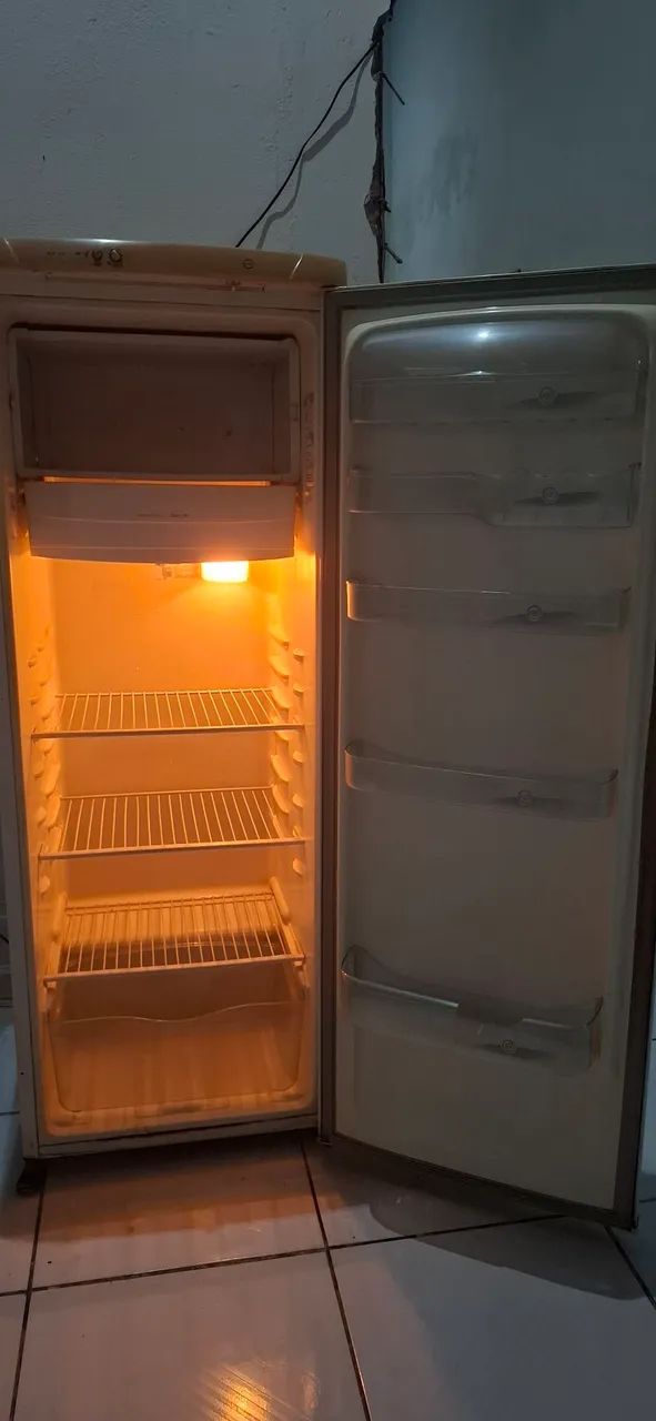 Geladeira Eletrolux - funcionando bem - Foto 3