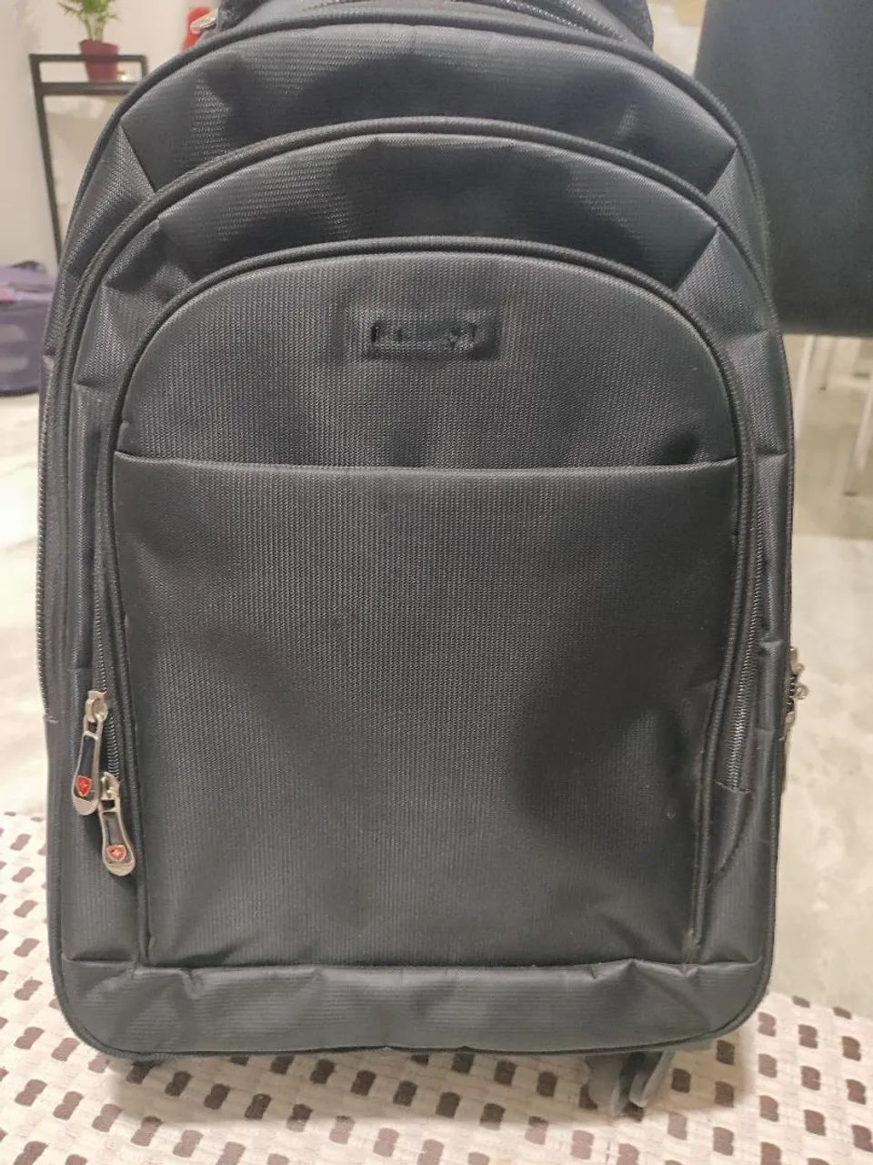 Mochila preta com rodinhas