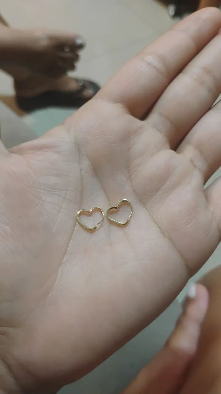 Brinco de ouro 18k infantil argola coração 