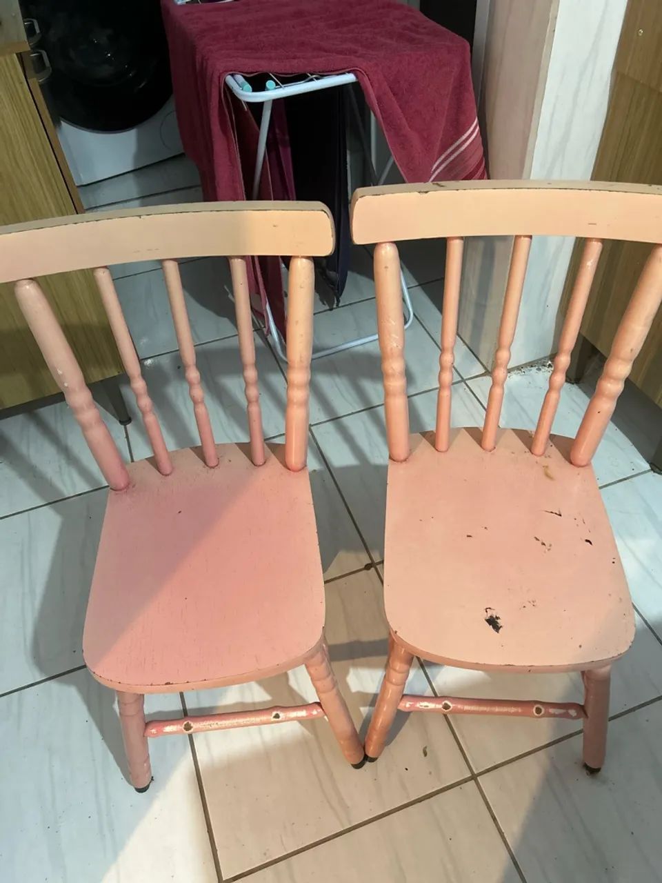 Mesa de Madeira Maciça, com duas cadeiras - Foto 2