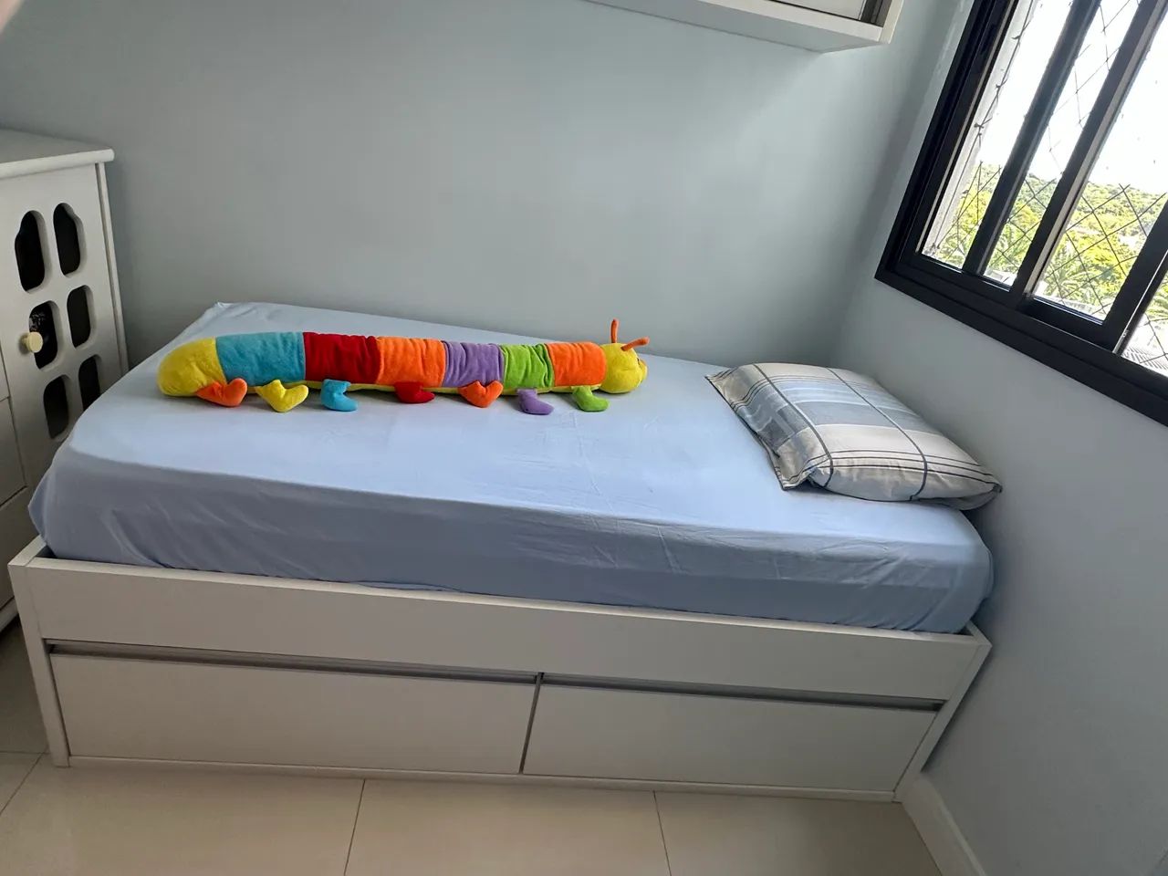 Linda cama de solteiro juvenil com 2 gavetões  - Foto 2