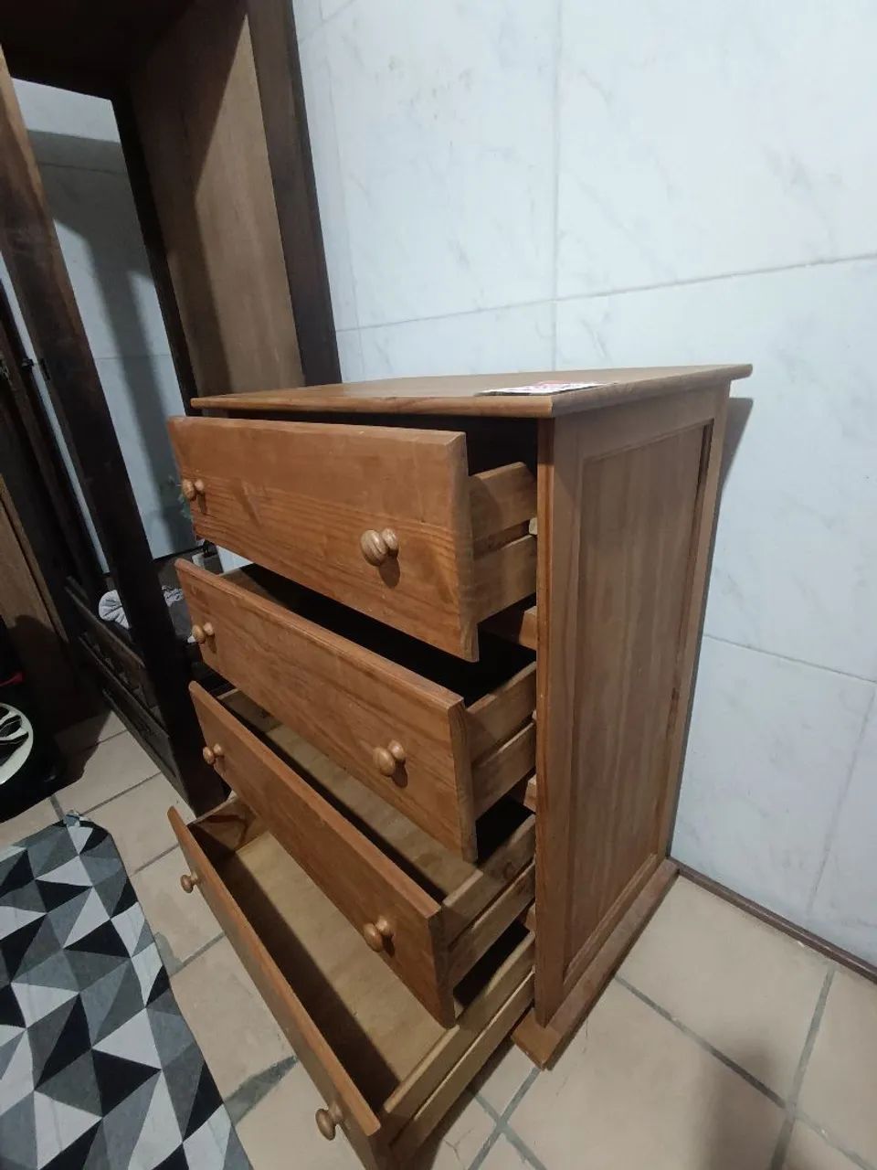 Cômoda de Madeira com 4gavetas  - Foto 2