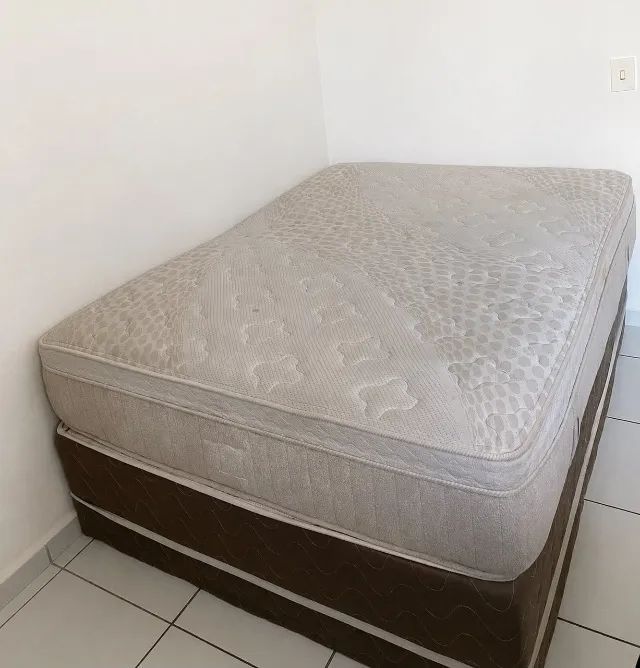 Vendo cama box com colchão casal