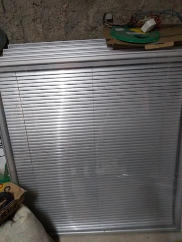 Janelas de vidro temperado com acabamento em alumínio