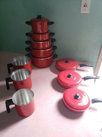 Conjunto de panelas leiteiras e frigideira