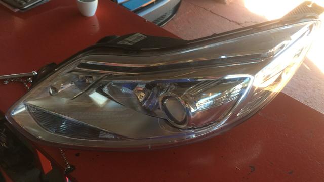 Farol esquerdo Ford focus titanium 2015