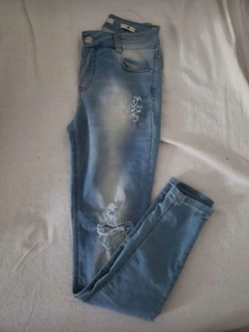 Calça jeans destroyed com rasgos 