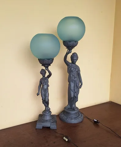 BELÍSSIMAS LUMINÁRIAS ARTESANATO NIGAVEL COM LINDAS CÚPULAS EM VIDRO ACIDATO.