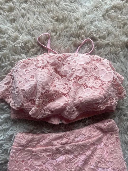 Conjunto de Cropped e Saia de Renda Rosa - Foto 4