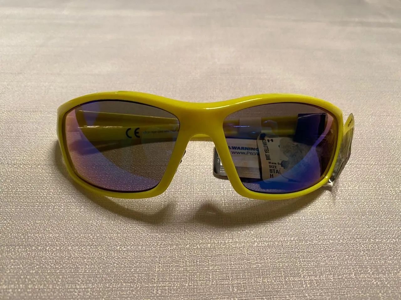 Óculos de sol amarelo com lentes espelhadas