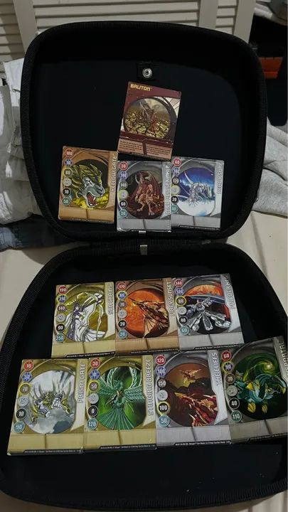 6 bakugans 11 cartas e 3 chaveiros.