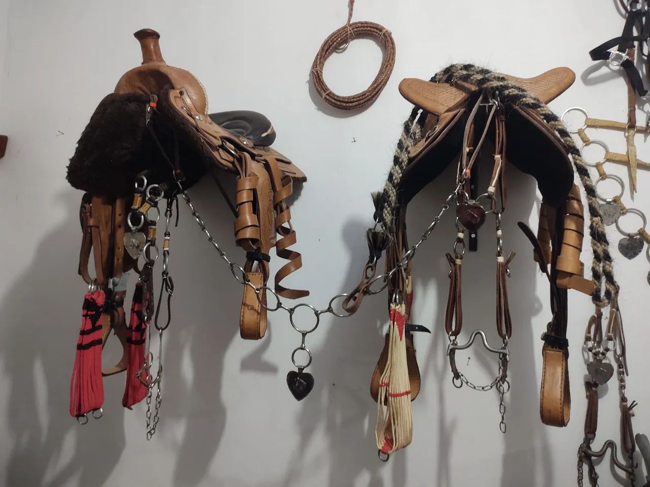  Jogo de Sela de Couro Legítima com peitoral em inox e duas cabeçada 5.000 pra vender rapi - Foto 5