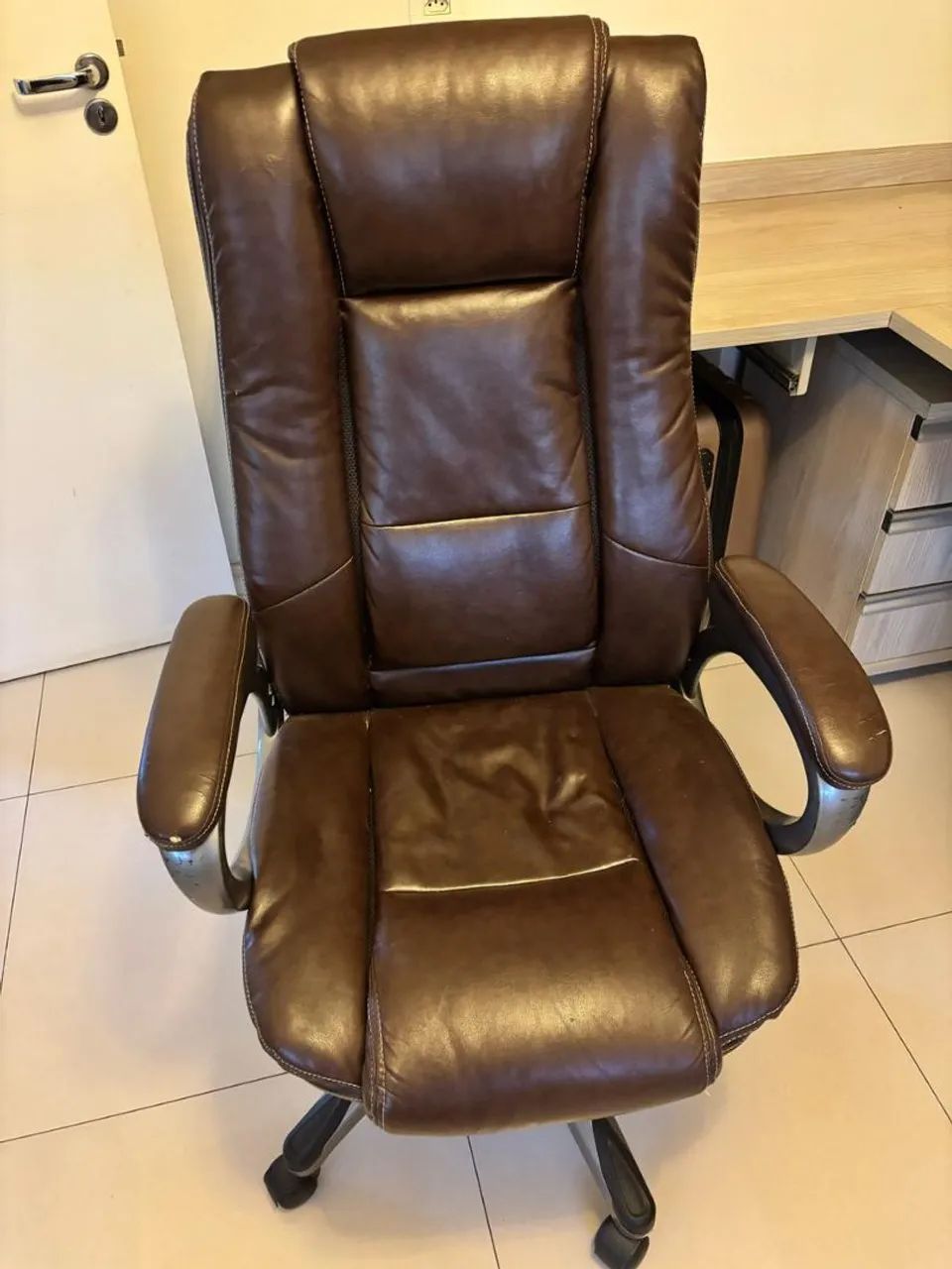 Cadeira de Escritório em Couro Marrom