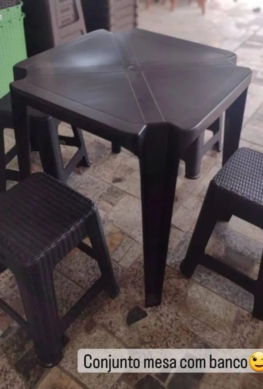 Conjunto de mesa plástica com banco