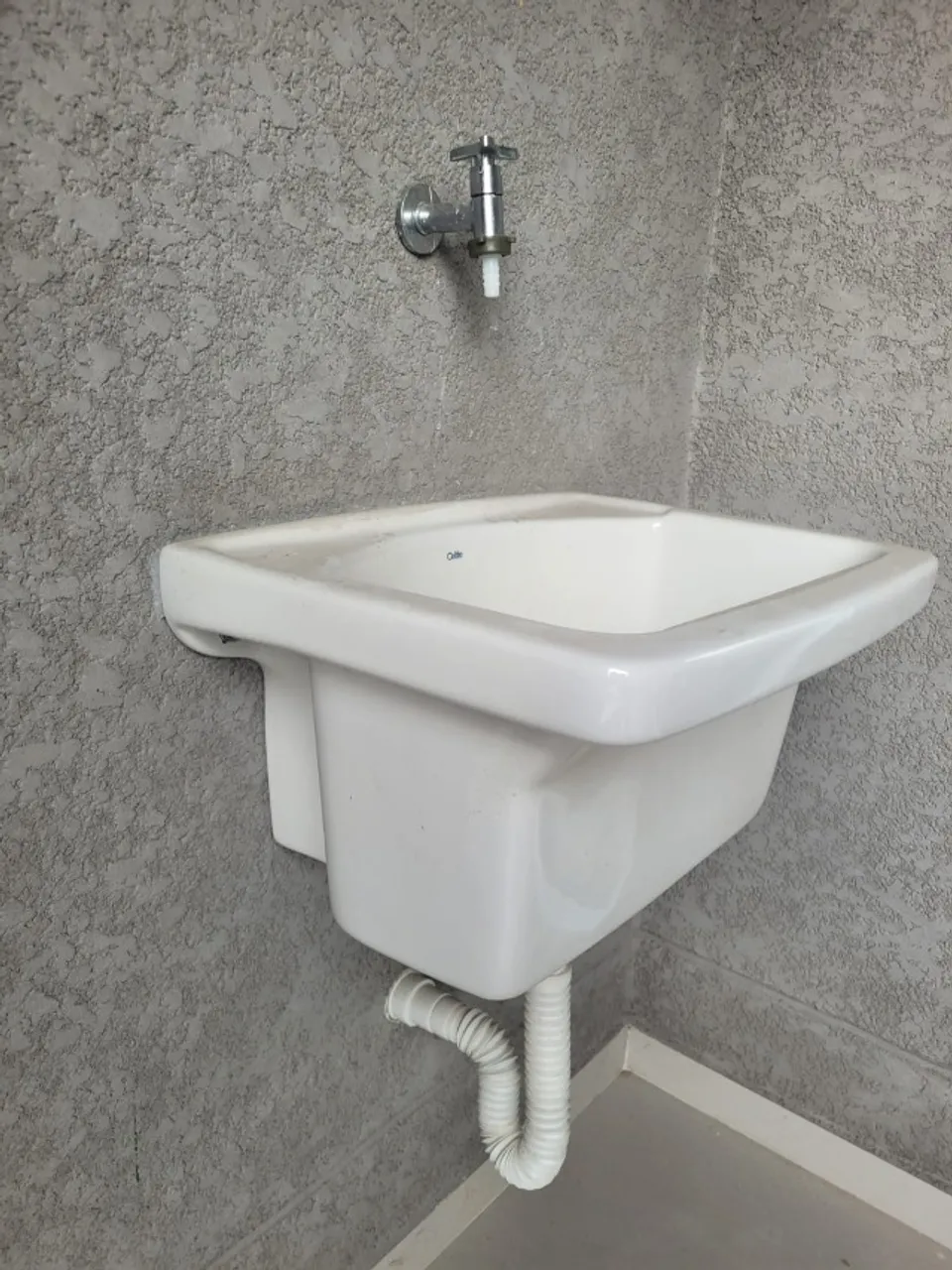 Tanque P de ceramica marca celite mais torneira
