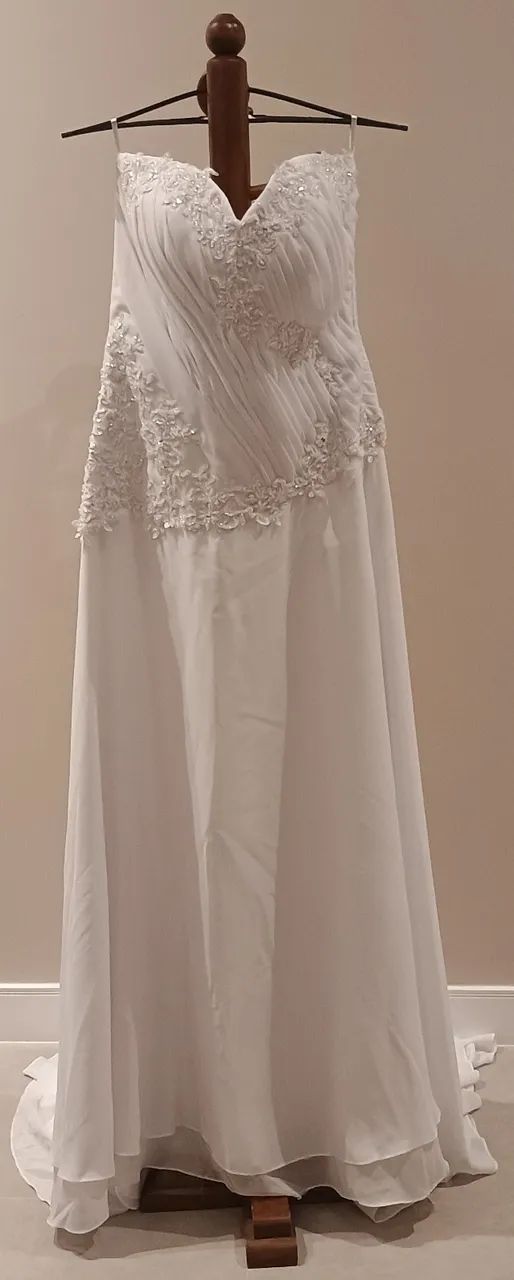 Lindo vestido de noiva com enfeites para o cabelo