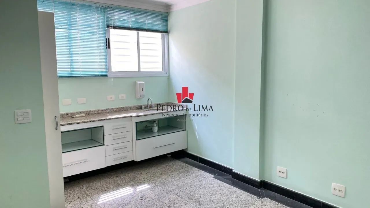 Prédio Comercial com 10 salas, 7 vagas, 488m²