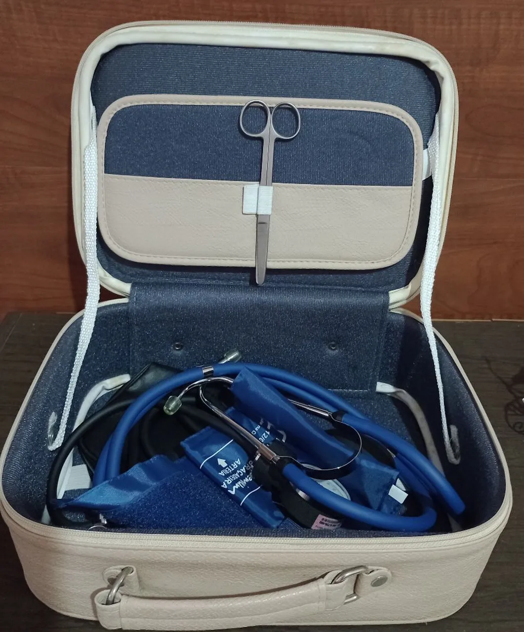 Maleta médica com equipamentos