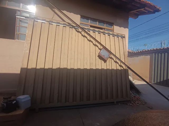 Portão com trilho superior e suporte para motor eletrônico64595629969026121