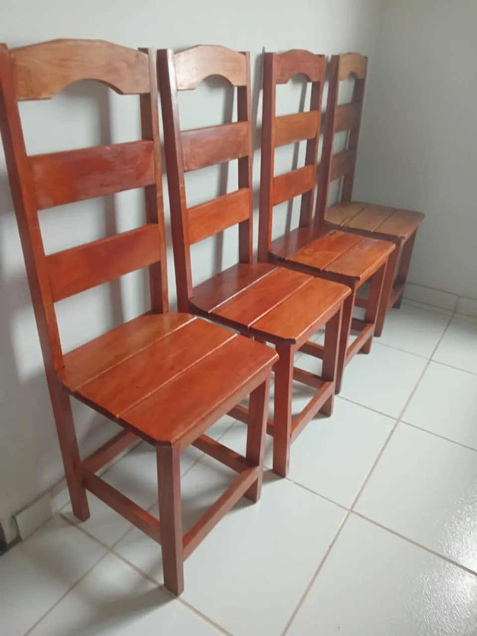 Conjunto de Cadeiras de Madeira