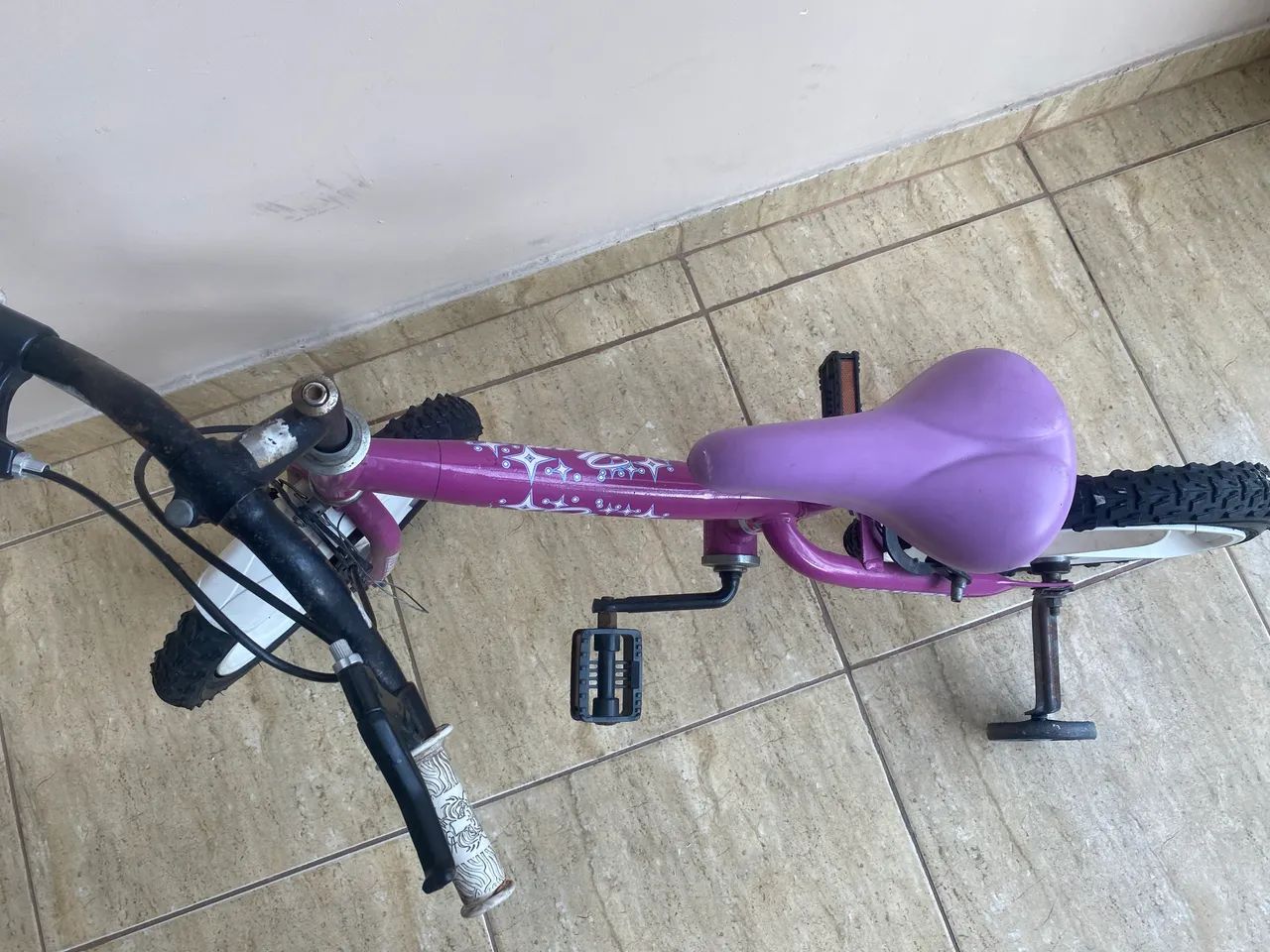 Vendo bicicleta infantil, Obss falta arrumar ô guidom e encher os pneus  - Foto 2