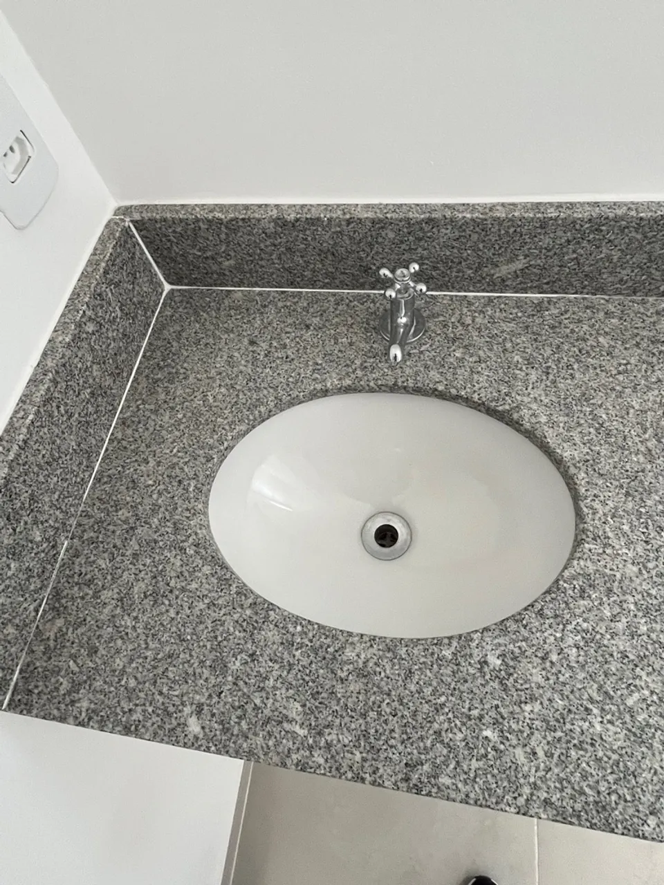 Cuba de porcelana para banheiro- com pedra