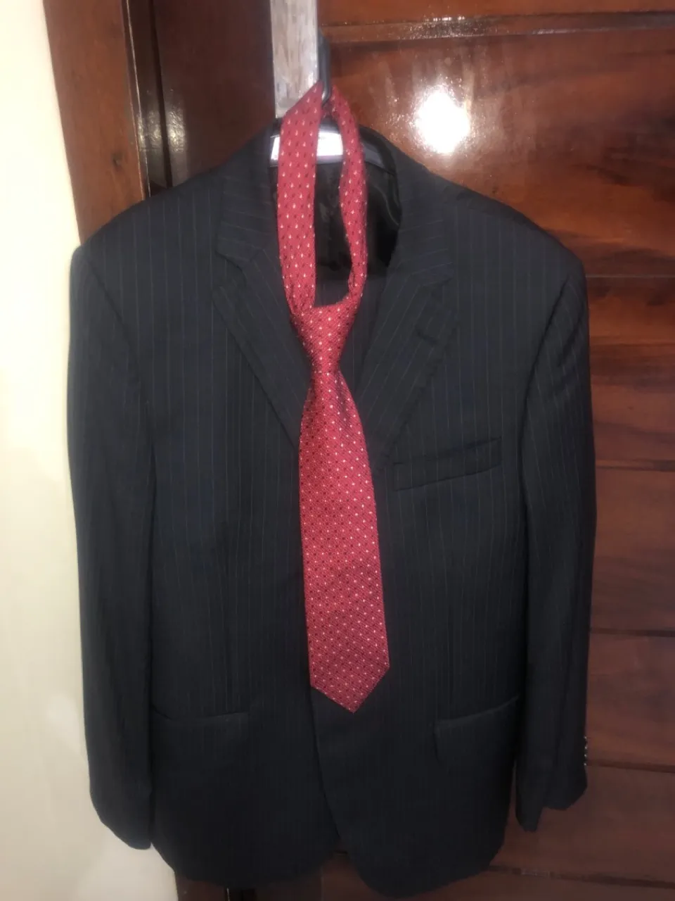 Terno preto com gravata vermelha
