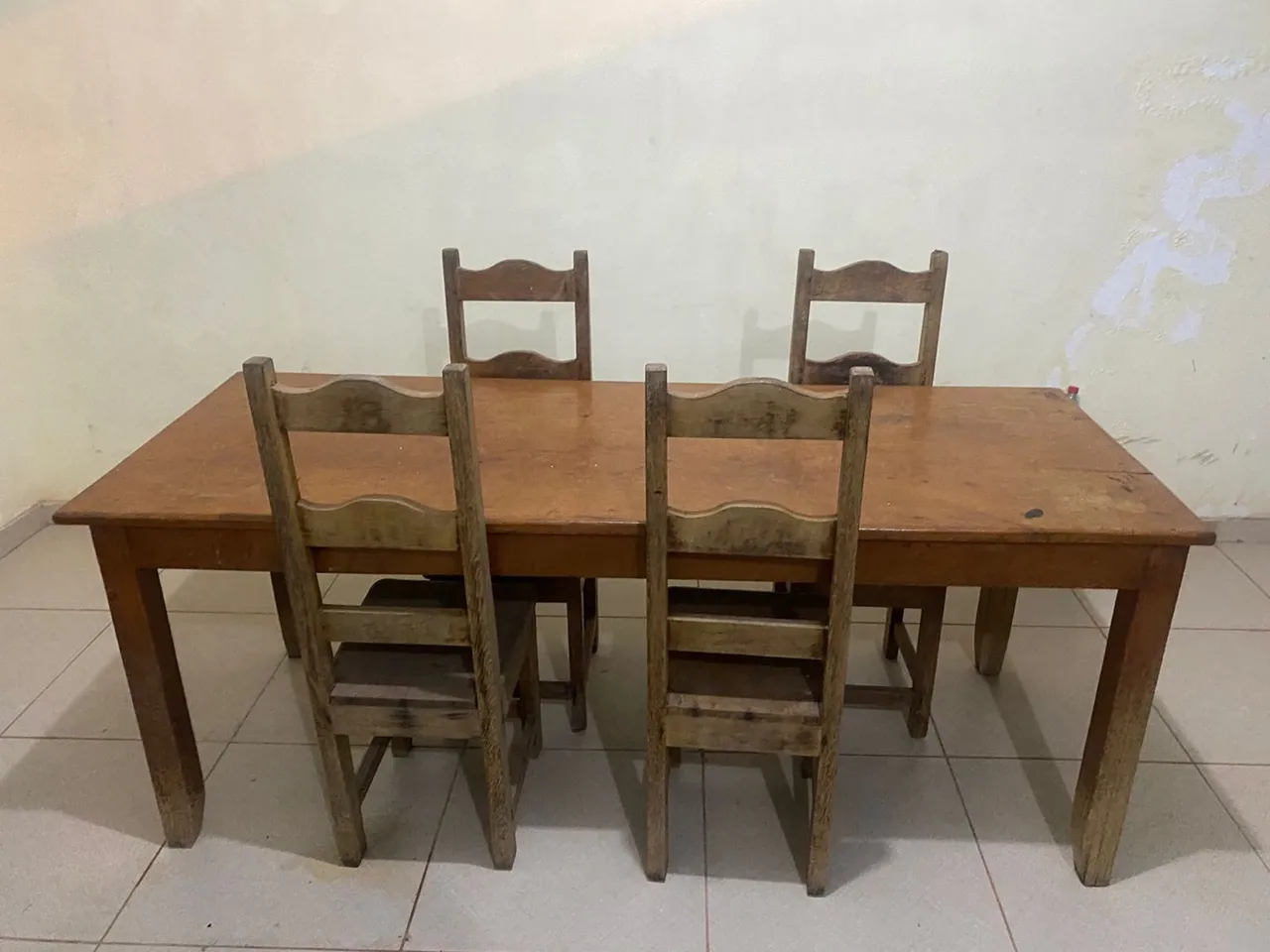 Mesa de madeira com 6 Cadeiras