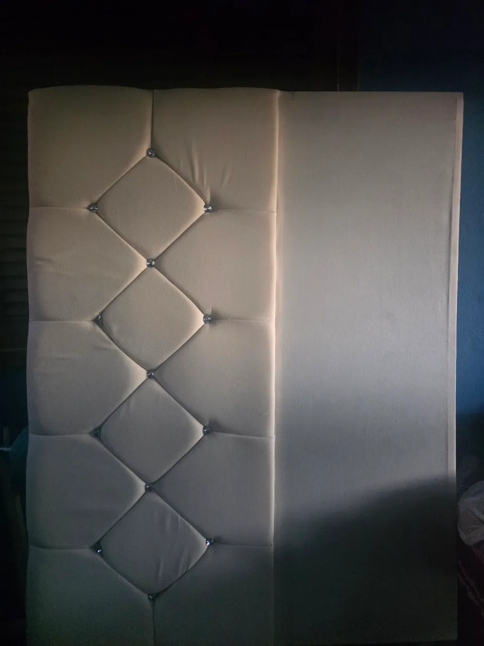 Cabeceira de Cama Estofada com Detalhes em Strass
