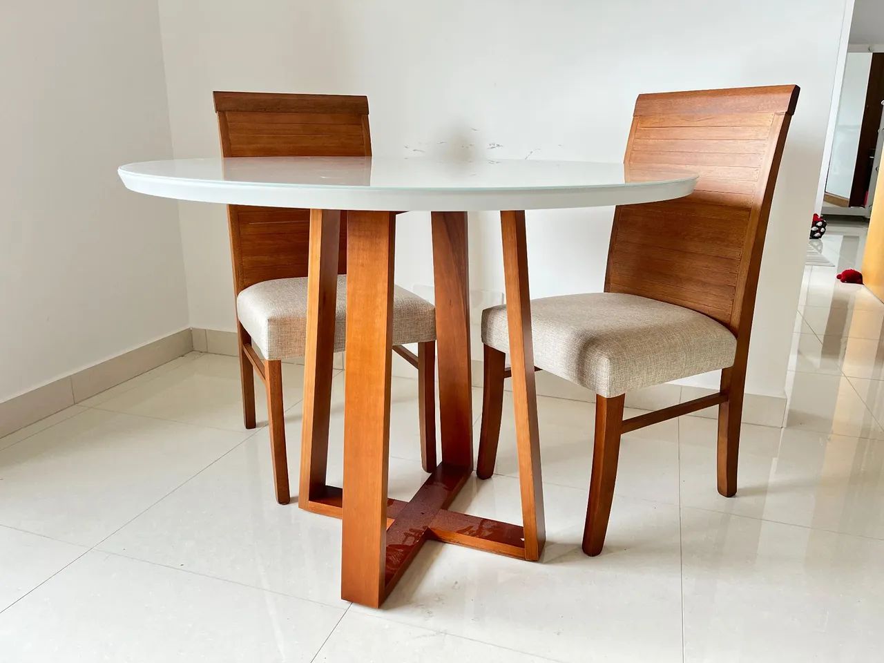 Mesa na madeira com cadeiras de madeira 
