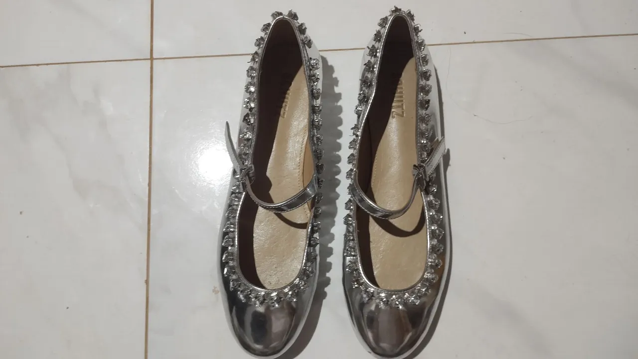 Sapatos prateados Schutz com detalhes em cristais