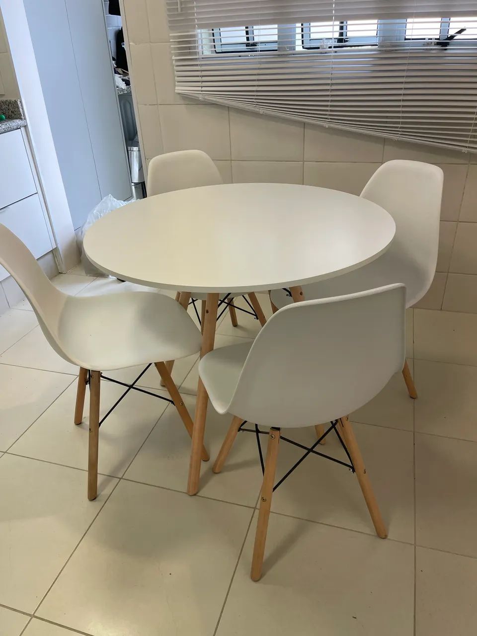 Conjunto de Mesa Eiffel com 4 Cadeiras OFERTA - Foto 2