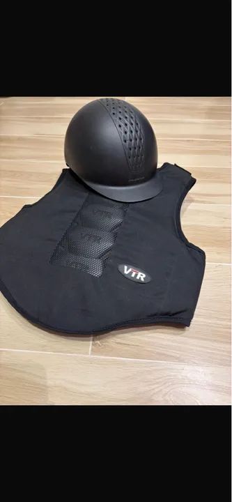 Colete e capacete de segurança para equitação