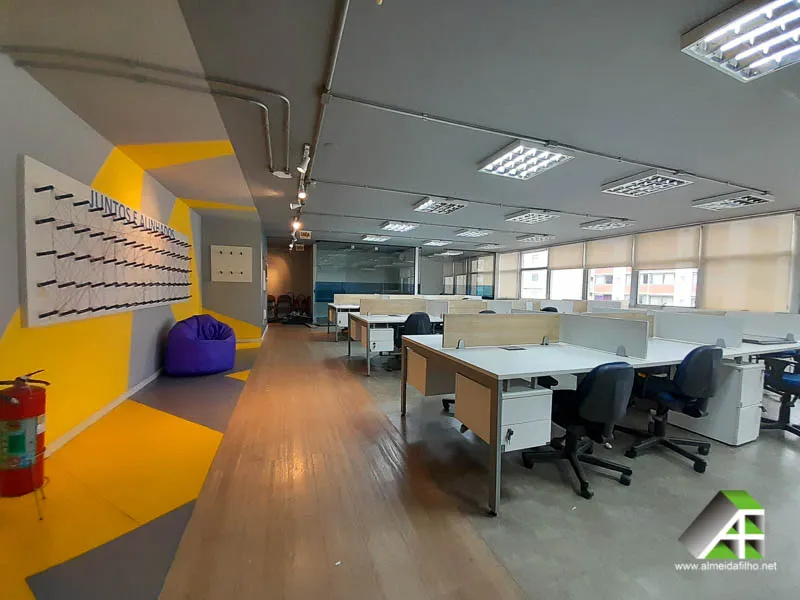 Escritório 100% mobiliado, de 280m2, disponível para locação na Faria Lima