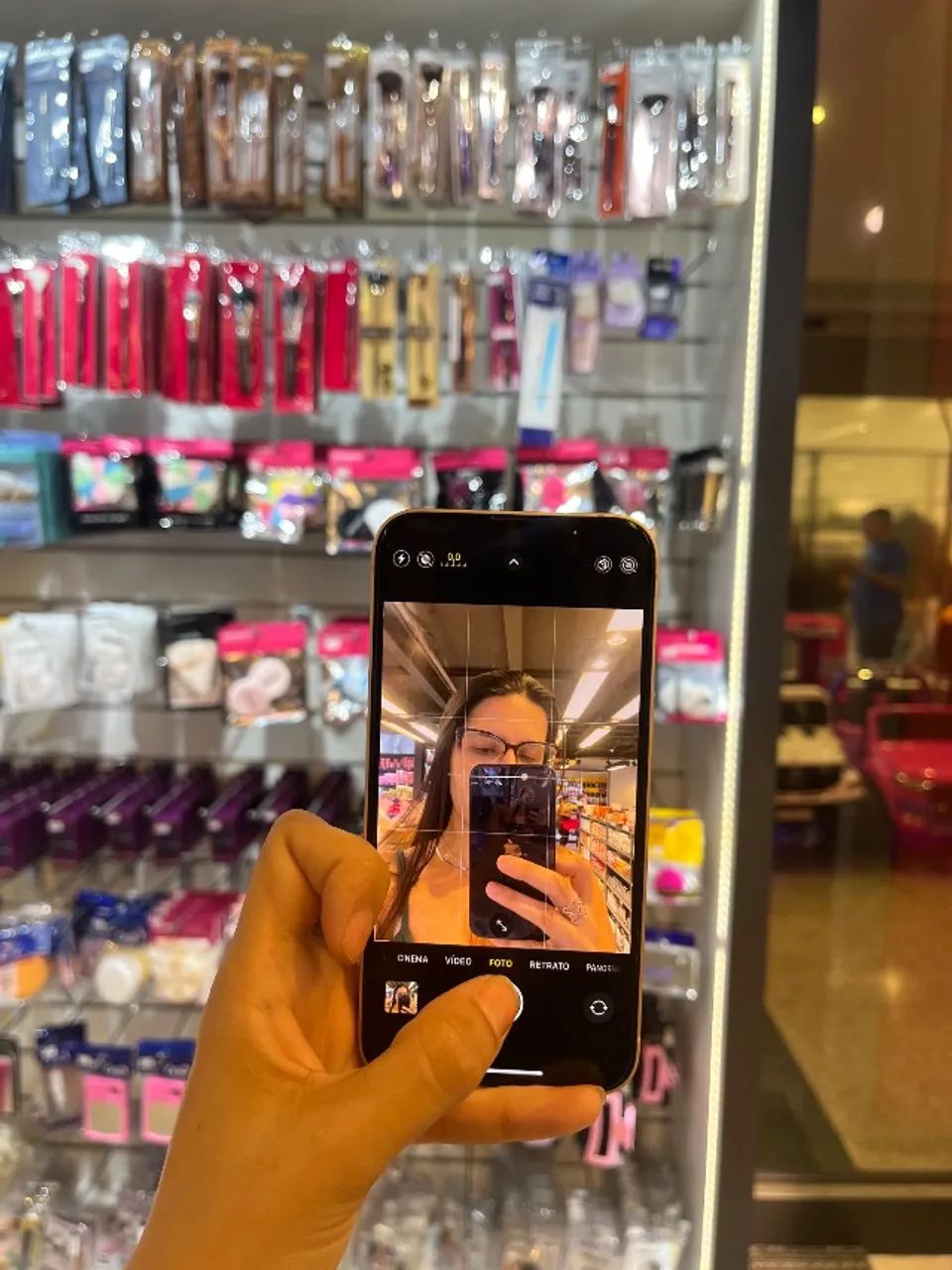 Celular iPhone 13. 
