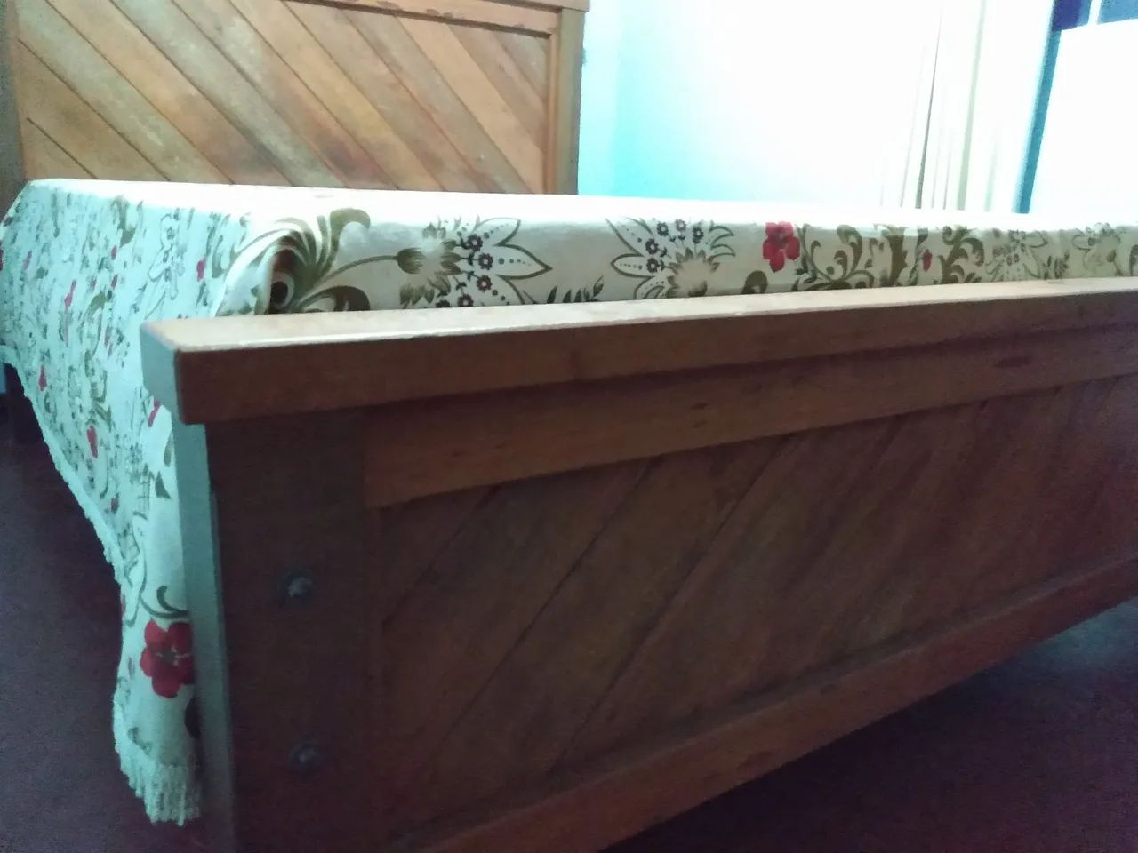 Queen-Size Bed467360556757831681