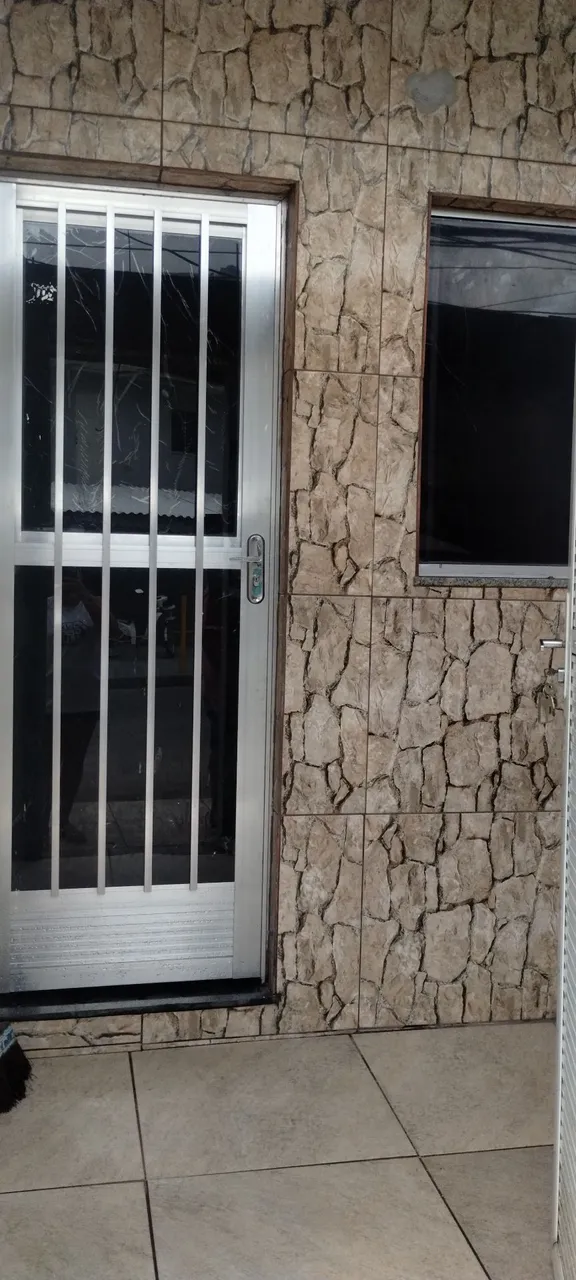 Um quarto cozinha banheiro