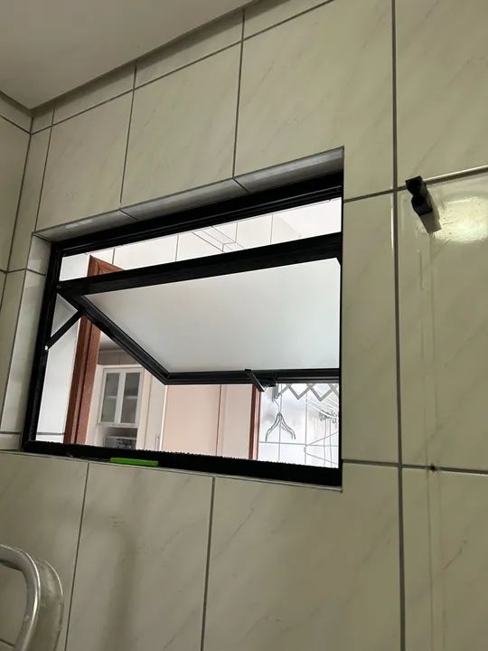 Janela de Alumínio preta com Vidro temperado. 73x48