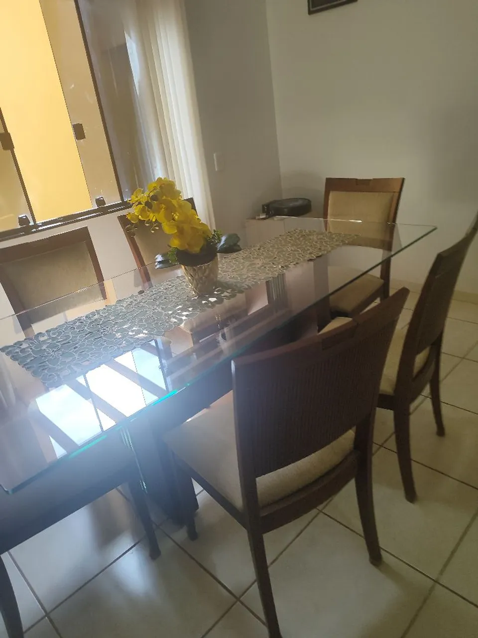 Mesa com tampo de vidro 