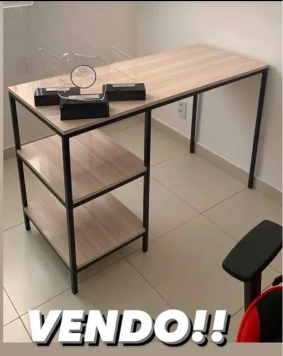 Mesa de escritório com prateleiras