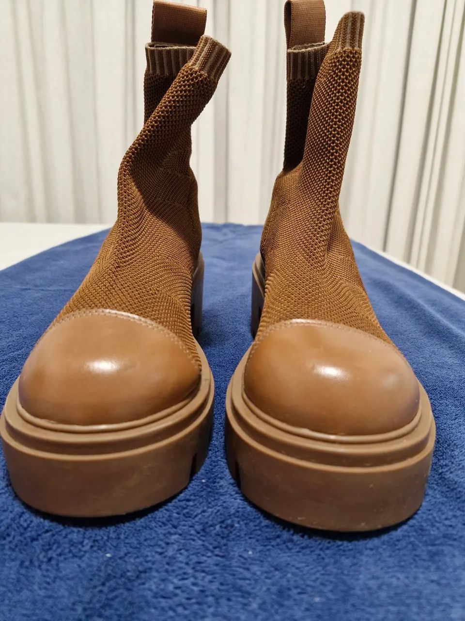 Bota marrom de cano curto - Foto 4