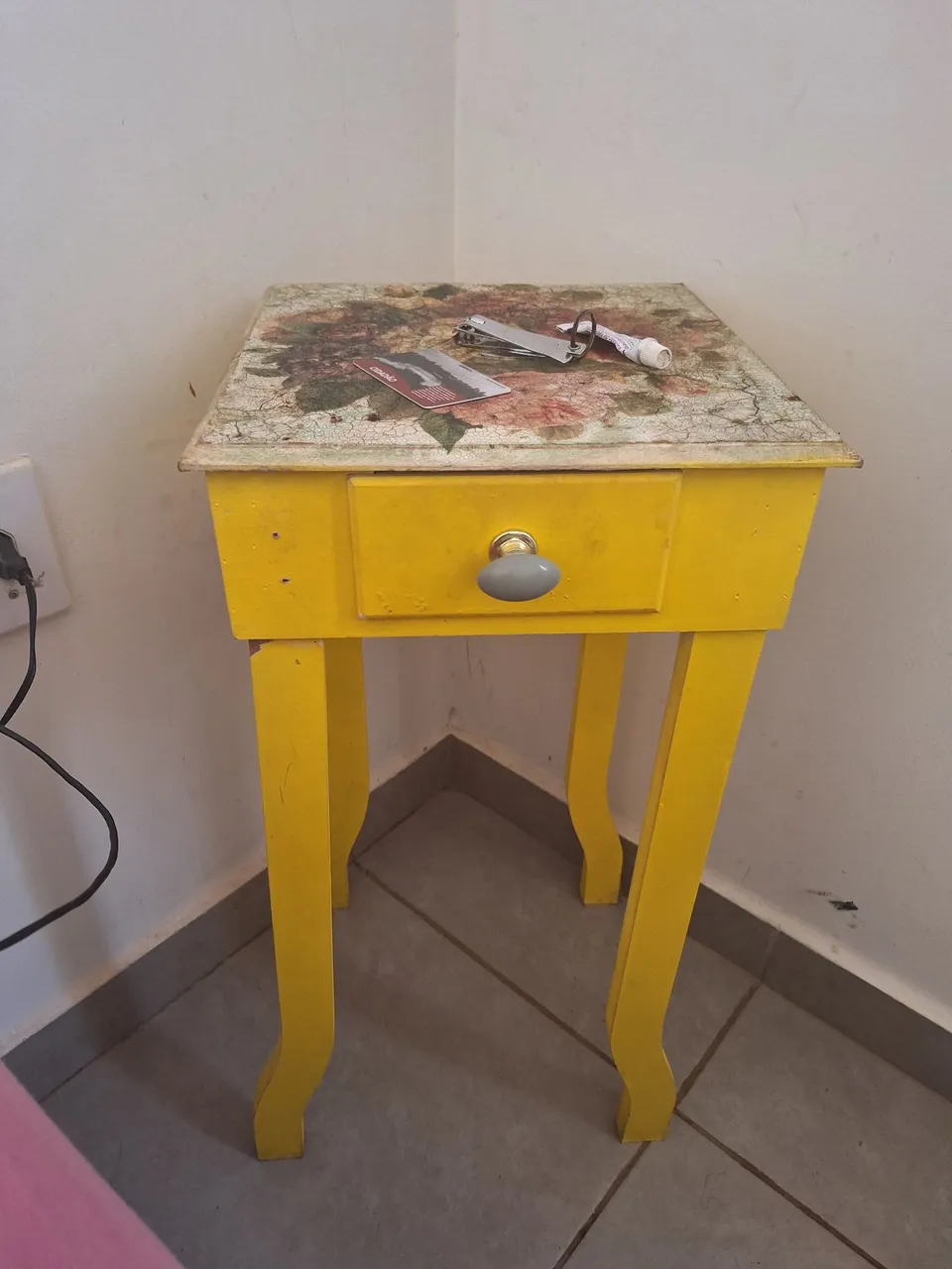 Mesa de cabeceira amarela com gaveta