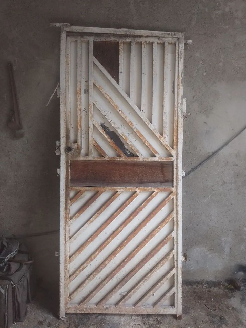 Porta de ferro e escada