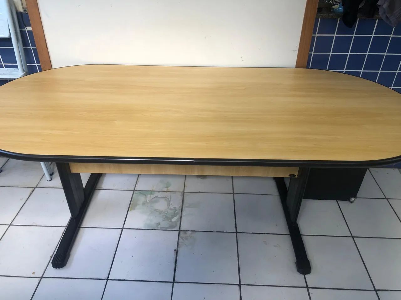 Mesa de Escritório Oval com Design Moderno