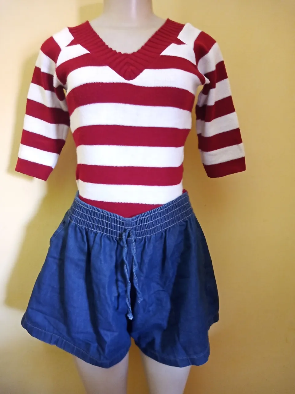 Blusa listrada vermelha e branca com shorts jeans