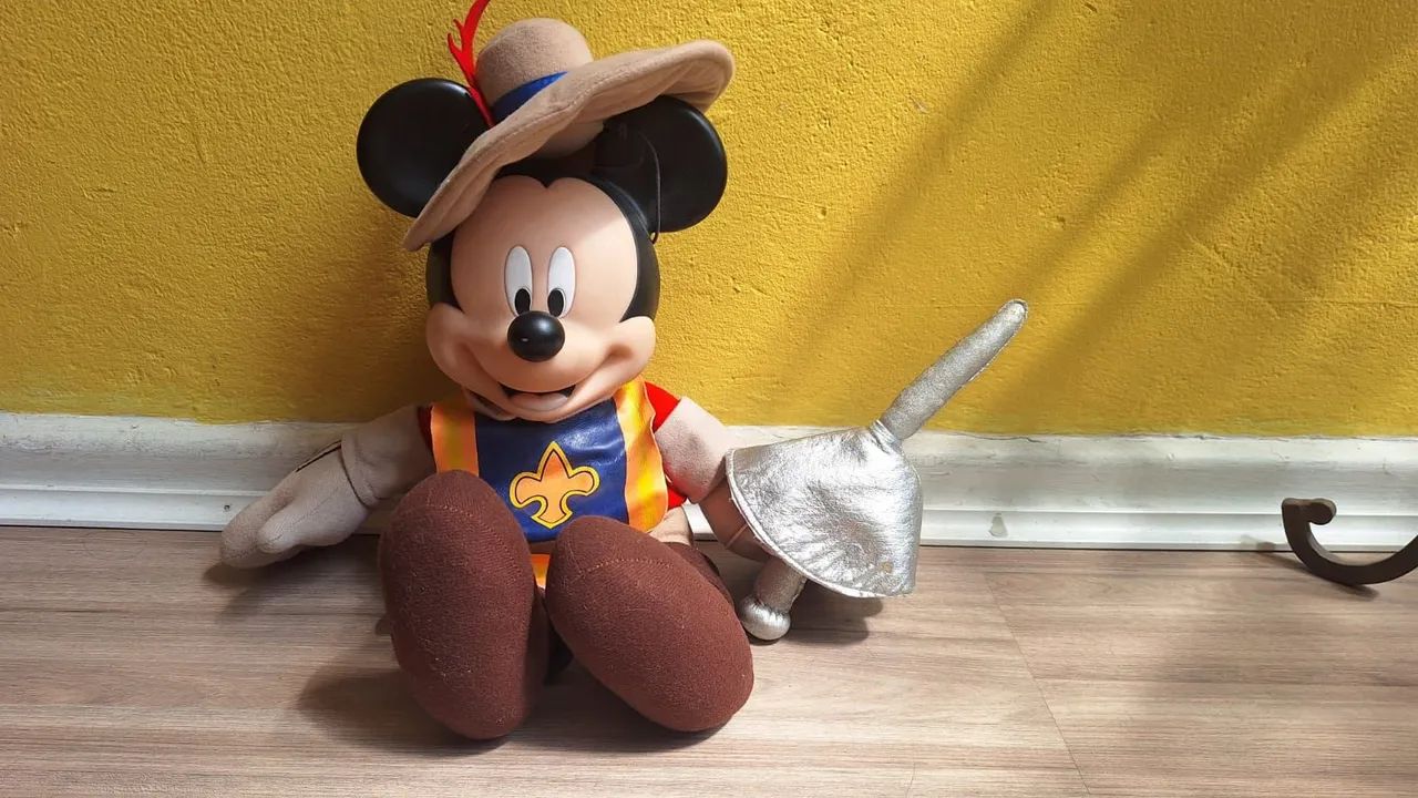Mickey Mouse de Pelúcia - Fantasia Mosqueteiro - Foto 2