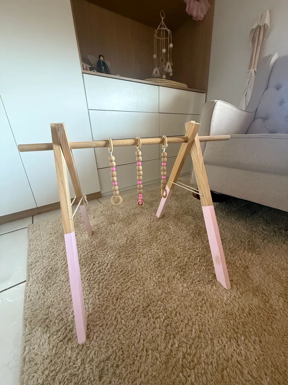 Ginásio Montessori Bebê com móbiles Grão de Gente